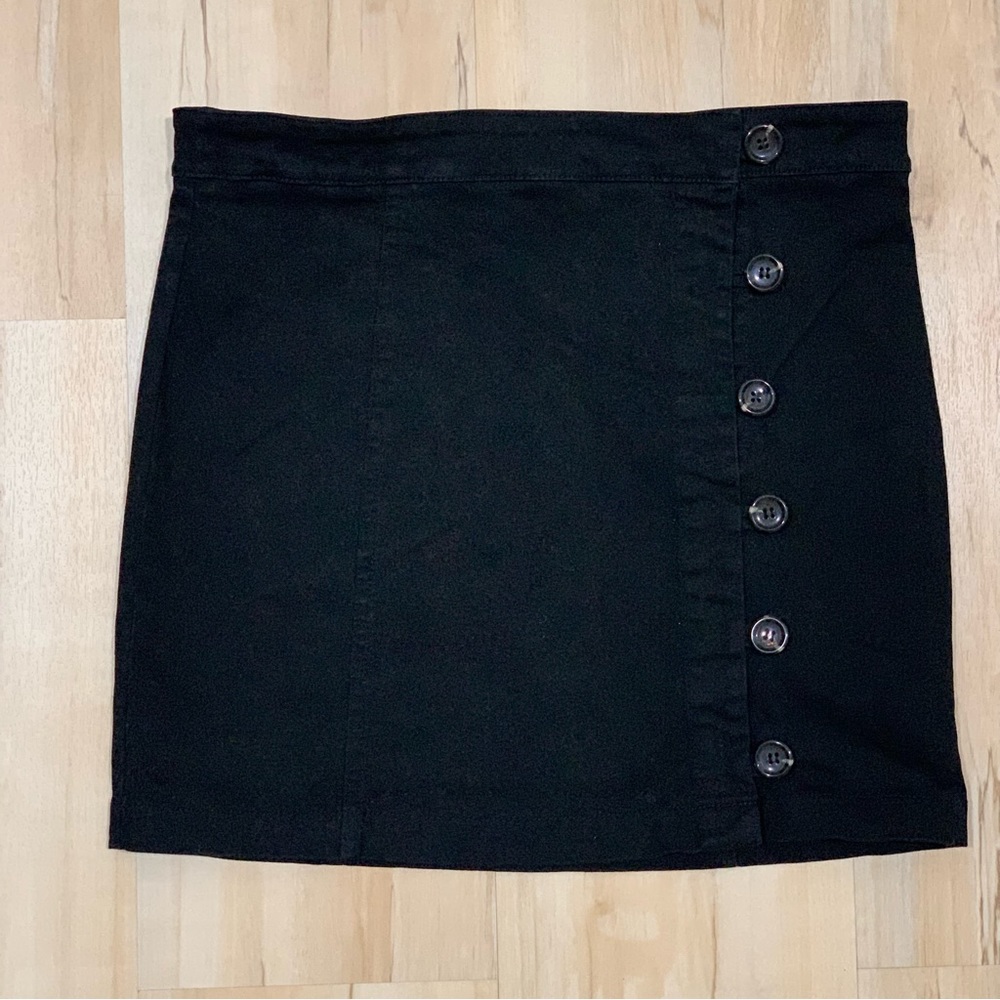 Forever 21 black skirt with buttons size Large Strech